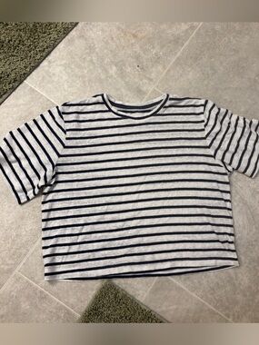Universal Thread Women’s Striped Crewneck Cropped Tee - Navy and White MEDIUM